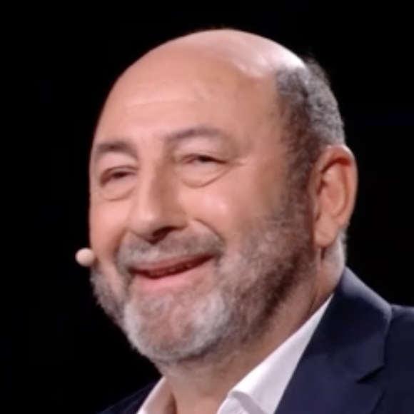 Décontenancé par cette apparition inattendue, l’acteur de Bienvenue chez les Ch’tis écarquille les yeux avant d’éclater de rire, sous le regard complice de l’ancienne acolyte de Pierre Palmade. 

"La Chanson secrète" : Kad Merad était l'invité de l'émission avec Michèle Laroque le 26 décembre 2025 TF1