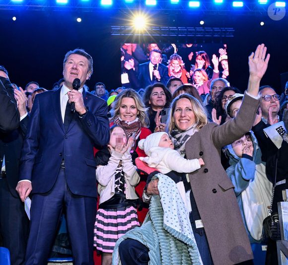 Christian Estrosi, le maire de Nice, sa femme Laura Tenoudji Estrosi, leur fille Bianca, Sarah Doraghi, Maud Fontenoy, la navigatrice et son 5eme enfant, sa fille Eléa, et Anthony Borré, le 1er adjoint au maire de la ville de Nice, durant la soirée d'ouverture de la 140eme édition du Carnaval de Nice "Roi des Oceans" à Nice, le 15 février 2025. Le Carnaval se déroule du 12 février au 2 mars 2025. © Bruno Bebert/Bestimage