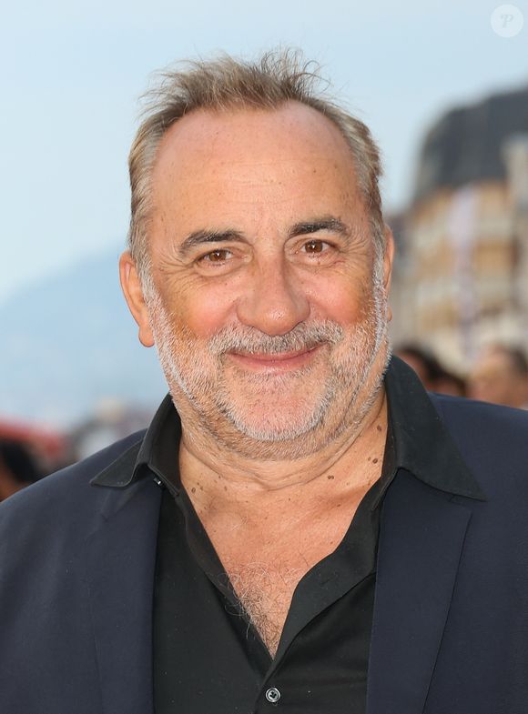 Où se trouvait sa maison familiale. 

Antoine Dulery sur le tapis rouge de la cérémonie de clôture du festival du film de Cabourg. © Coadic Guirec/Bestimage