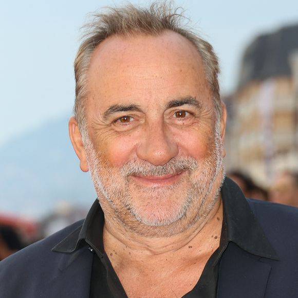 Où se trouvait sa maison familiale. 

Antoine Dulery sur le tapis rouge de la cérémonie de clôture du festival du film de Cabourg. © Coadic Guirec/Bestimage