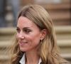 Kate Middleton est un membre de la famille royale qui a une grande importance.

Le prince William, prince de Galles, et Catherine (Kate) Middleton, arborant des cheveux blonds, visitent les jardins, récemment transformés, du musée d'histoire naturelle à Londres © Backgrid UK/ Bestimage