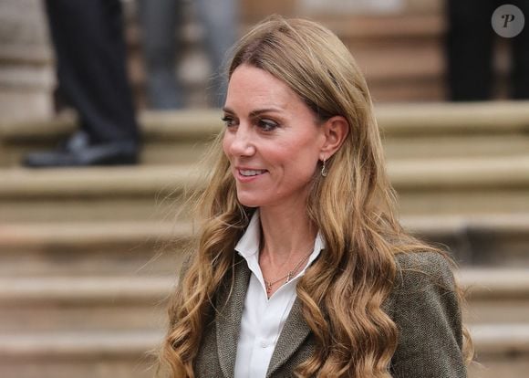 Kate Middleton est un membre de la famille royale qui a une grande importance.

Le prince William, prince de Galles, et Catherine (Kate) Middleton, arborant des cheveux blonds, visitent les jardins, récemment transformés, du musée d'histoire naturelle à Londres © Backgrid UK/ Bestimage
