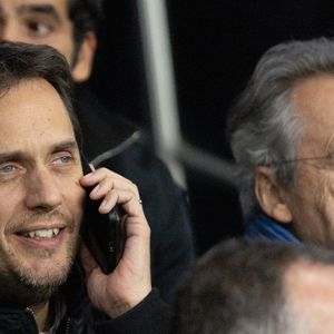 Grand Corps Malade et Michel Denisot - Célébrités dans les tribunes du match de Ligue des Champions entre le PSG contre le Bayern de Munich (1-2) au Parc des Princes à Paris le 4 novembre 2025. © Cyril Moreau/Bestimage