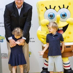 Mais leur père n'oublie pas que malgré le destin qui les attend, notamment Jacques, ils sont aussi là pour s'amuser.

Le Prince Albert II de Monaco, ses enfants Gabriella et Jacques de Monaco posent le long du tapis jaune pour célébrer le 20e anniversaire de 'Bob l'éponge et les Pantoufles' lors du 59e Festival de la Télévision de Monte Carlo, qui s'est tenu au Grimaldi Forum. Monaco le 16 juin 2019. Photo Marco Piovanotto/ABACAPRESS.COM