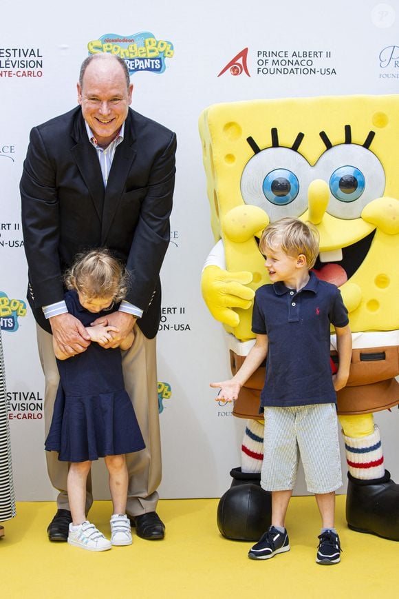 Mais leur père n'oublie pas que malgré le destin qui les attend, notamment Jacques, ils sont aussi là pour s'amuser.

Le Prince Albert II de Monaco, ses enfants Gabriella et Jacques de Monaco posent le long du tapis jaune pour célébrer le 20e anniversaire de 'Bob l'éponge et les Pantoufles' lors du 59e Festival de la Télévision de Monte Carlo, qui s'est tenu au Grimaldi Forum. Monaco le 16 juin 2019. Photo Marco Piovanotto/ABACAPRESS.COM