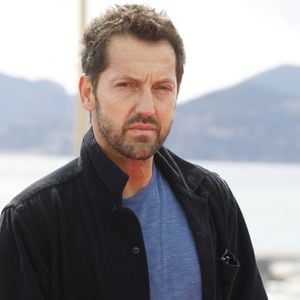 Les téléspectateurs les plus aguerris auront par ailleurs remarqué que le nom de Frédéric Diefenthal n'apparaît plus au générique du show, laissant bien penser que son départ est pour l'heure définitif. Le comédien ne s'est toutefois pas encore exprimé sur le sujet, ni même la production.

Frédéric Diefenthal au photocall de la série "Ici tout commence" lors de la 5ème saison du festival International des Séries "Canneseries" à Cannes, France, le 2 avril 2022. © Denis Guignebourg/Bestimage