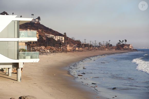 - Vues générales de la Pacific Coast Highway et de ce qui reste du restaurant Moonshadows après les incendies dans la région de Los Angeles



Pictured: Malibu PCH