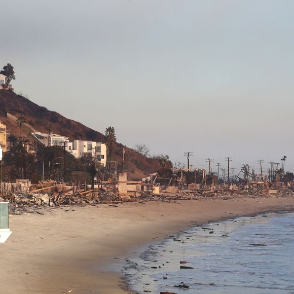 - Vues générales de la Pacific Coast Highway et de ce qui reste du restaurant Moonshadows après les incendies dans la région de Los Angeles



Pictured: Malibu PCH