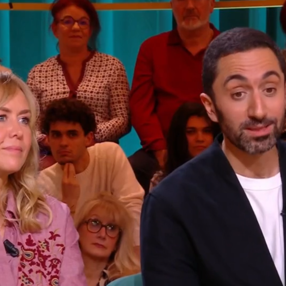 Jimmy Mohamed avec Enora Malagré sur le plateau de "Quelle époque !" pour la promotion de son nouveau livre "Meilleur". France 2, le 15 novembre 2025.