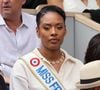 "Ma couleur de peau, c'est ce qui revient le plus dans les messages, a assuré la trentenaire. Il y a eu un moment où c’était très dur. Beaucoup de larmes essuyées."
Angélique Angarni-Filopon (Miss France 2025) dans les tribunes lors des Internationaux de France de Tennis de Roland Garros 2025. © Jacovides / Moreau / Bestimage