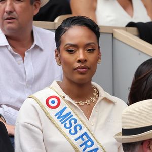 "Ma couleur de peau, c'est ce qui revient le plus dans les messages, a assuré la trentenaire. Il y a eu un moment où c’était très dur. Beaucoup de larmes essuyées."

Angélique Angarni-Filopon (Miss France 2025) dans les tribunes lors des Internationaux de France de Tennis de Roland Garros 2025. © Jacovides / Moreau / Bestimage