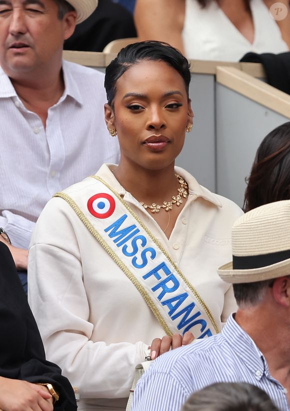 "Ma couleur de peau, c'est ce qui revient le plus dans les messages, a assuré la trentenaire. Il y a eu un moment où c’était très dur. Beaucoup de larmes essuyées."

Angélique Angarni-Filopon (Miss France 2025) dans les tribunes lors des Internationaux de France de Tennis de Roland Garros 2025. © Jacovides / Moreau / Bestimage