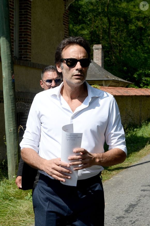 Anthony Delon  découvrant les hommages devant les grilles de la propriété de Douchy, quelques heures avant les obsèques de leur père, A.Delon, le 24 août 2024
©Agence / Bestimage