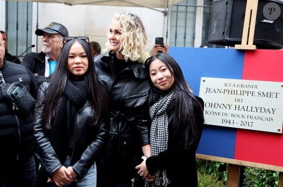 Laeticia Hallyday, ses filles Joy et Jade lors de l'inauguration d'une plaque commémorative en hommage à Johnny Hallyday devant l'immeuble où le chanteur français a grandi dans le 9ème arrondissement de Paris, France, le 22 décembre 2023 © Dominique Jacovides/Bestimage