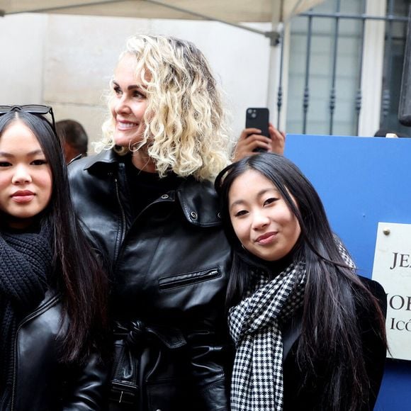 Laeticia Hallyday, ses filles Joy et Jade lors de l'inauguration d'une plaque commémorative en hommage à Johnny Hallyday devant l'immeuble où le chanteur français a grandi dans le 9ème arrondissement de Paris, France, le 22 décembre 2023 © Dominique Jacovides/Bestimage