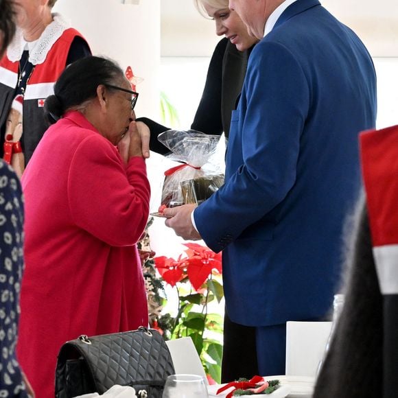 Le prince Albert II de Monaco, sa femme la princesse Charlene et Camille Gottlieb ont remis les traditionnels colis de Noël aux aînés monégasques dans la meeting room du Yacht Club de Monaco dans le cadre de festivités de fin d'année de la Principauté de Monaco, le 12 décembre 2024. © Bruno Bebert/Pool Monaco/Bestimage