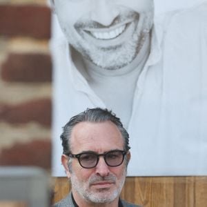 Jean Dujardin - Arrivées aux obsèques de Bruno Salomone en l'église Sainte-Anne de Polangis de Joinville-le-Pont (Val-de-Marne) le 23 mars 2026. © Cyril Moreau - Dominique Jacovides / Bestimage