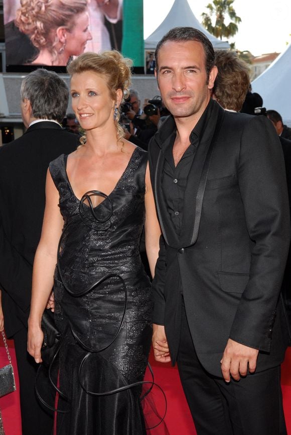 Les acteurs français Alexandra Lamy et Jean Dujardin arrivent au Palais des Festivals pour la projection du film de Christophe Honore 'Les Chansons d'Amour' présenté en compétition au 60ème Festival International du Film à Cannes, France le 18 mai 2007. Photo by Hahn-Nebinger-Orban/ABACAPRESS.COM