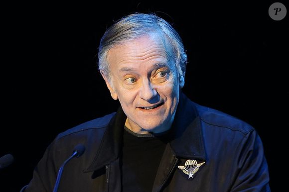 Francis Huster assiste à la remise du trophée APAJH 2022 au Carrousel du Louvre le 21 novembre 2022 à Paris, France. Photo par Nasser Berzane/ABACAPRESS.COM