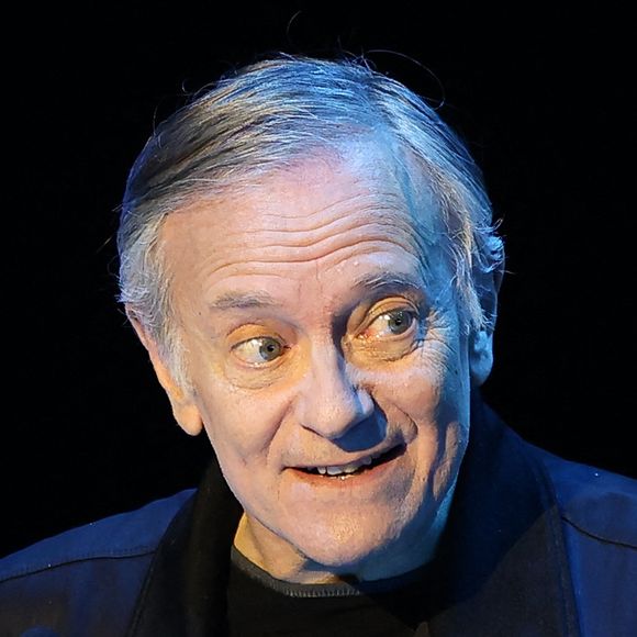 Francis Huster assiste à la remise du trophée APAJH 2022 au Carrousel du Louvre le 21 novembre 2022 à Paris, France. Photo par Nasser Berzane/ABACAPRESS.COM