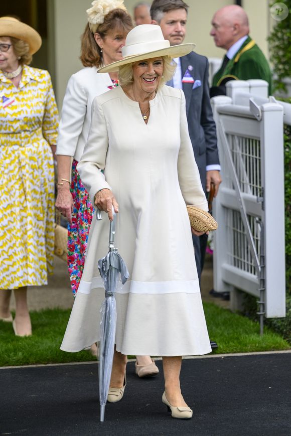 Depuis le couronnement de son époux, elle détient le titre de reine consort d'Angleterre 

Camilla Parker Bowles, reine consort d'Angleterre à Ascot au Royaume-Uni le 26 juillet 2025.
Credit Image: © Cover Images via ZUMA Press / Bestimage