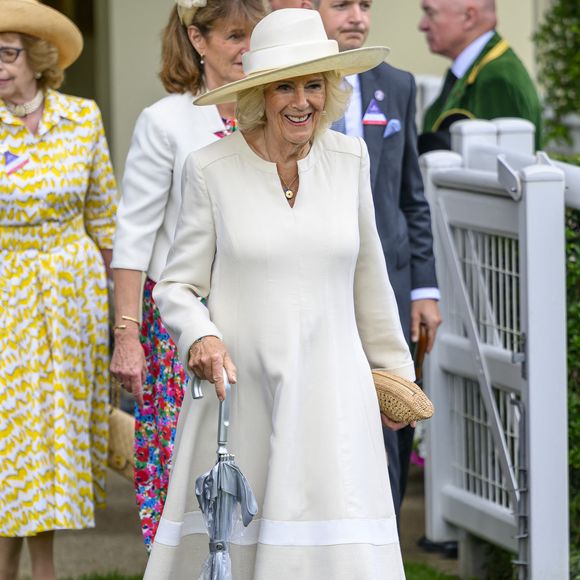 Depuis le couronnement de son époux, elle détient le titre de reine consort d'Angleterre 

Camilla Parker Bowles, reine consort d'Angleterre à Ascot au Royaume-Uni le 26 juillet 2025.
Credit Image: © Cover Images via ZUMA Press / Bestimage