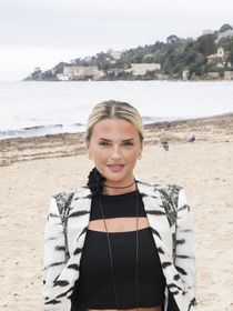 Kelly Vedovelli bientôt maman, elle ouvre les portes de son petit cocon parisien