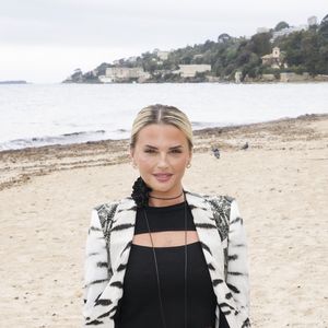 Kelly Vedovelli a annoncé sur Instagram qu’elle attend son premier enfant.

Kelly Vedovelli - Les célèbres personnalités de la télé se sont retrouvées avec bonheur, dans le Sud, à Vallauris Golf-Juan, pour assister à un magnifique show de cabaret, en présence de Mr Le Maire K. Luciano et ses adjoints. © Jack Tribeca/Bestimage