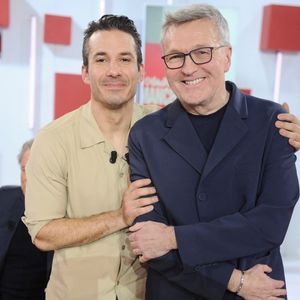 Jeremy Ferrari et Laurent Ruquierlors de l'enregistrement de l'émission "Vivement dimanche" au studio Rive Gauche, présentée par M.Drucker avec une diffusion sur France 3 le 8 mars 2026, à Paris, France, le 25 février 2026. © Guillaume Gaffiot/Bestimage
