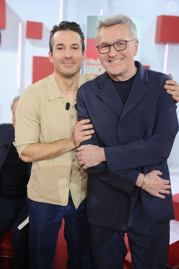 Jeremy Ferrari et Laurent Ruquierlors de l'enregistrement de l'émission "Vivement dimanche" au studio Rive Gauche, présentée par M.Drucker avec une diffusion sur France 3 le 8 mars 2026, à Paris, France, le 25 février 2026. © Guillaume Gaffiot/Bestimage