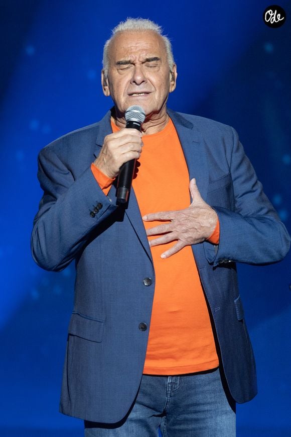 Exclusif - Michel Fugain pour les surprises lors de l'enregistrement de l'émission "La Boîte à secrets", présentée par Faustine Bollaert et diffusée le 17 octobre sur France 3, dans les studios du Lendit à Saint-Denis, France, le 23 septembre 2025. © Cyril Moreau/Bestimage