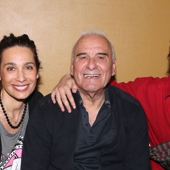 Michel Fugain entre ses enfants Marie Fugain et Alexis Fugain - Concert de Michel Fugain, "Michel Fugain fait Bandapart" pour les 80 ans du chanteur à Bobino à Paris le 12 Mai 2022. © Bertrand Rindoff/Bestimage