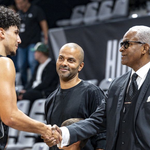 Nouveau coach des Bleuets, le champion excelle dans de multiples secteurs d'activité. Il a notamment investi dans le vin, le sport, une station de ski ou encore une écurie.

Tony Parker avec son fils Josh et son père Tony Parker Sr pendant le match Villeurbanne Vs Nancy à l’Astroballe de Villeurbanne. 

© Sandrine Thesillat / PsNewZ/Bestimage