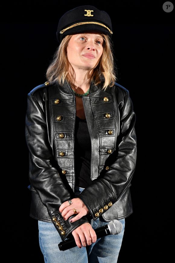Mélanie Thierry durant la cérémonie de clôture et remise des prix de la 5eme édition du Nice Festival CinéRoman au cinéma Pathé Gare du Sud à Nice, le 7 octobre 2023. C'est avec la remise des prix et les projections en avant première du film de Thomas Bidegain, Soudain Seuls, en présence de son équipe, Gilles Lellouche et Mélanie Thierry, et ainsi que Rosalie de Stéphanie Di Giusto, avec Nadia Tereszkiewicz et Benoît Magimel, que le Festival s'est achevé.  8 films tirés de roman ont été présentés en compétition et le Jury, présidé cette année par A.Lutz et composé de D.Thompson, S.Testud, N.Maury, S.Clément, M.Jampanoï et N.Arnezeder, a récompensé pour le Prix de la meilleure adaptation, V.Donzelli pour le film "L'amour et les forêts", d'après le roman d'E.Reinhardt, pour les Prix de l’interprétation féminin et masculin, il s'agira de M.Taquin, dans le long métrage La Petite de Guillaume Nicloux, d’après le livre Le Berceau de F.Chesnel, et de H.Jackman et son jeune partenaire Z.McGrath dans The Son de F.Zeller, la mention spéciale du jury va à L.Morante pour Le Colibri de F.Archibugi, le Prix du jury, récompensant une personnalité marquante ayant oeuvré à l'adaptation de romans au cinéma) est décerné à la productrice A.-D.Toussaint, deux Prix Coup de Coeur, l'un à B.Magimel et le second à G.Nakache pour sa prestation dans Je ne suis pas un héros de R.Milstein, et présenté en avant première au Festival. Le Prix Romain Gary a été remis par C.Estrosi, le maire de Nice, à M.Laroque, la locale du Festival puisqu'elle est née à Nice. Le Prix Nouvelle Génération, une nouveauté cette année, décerné par un jury de 50 étudiants est alllé à The Son de F.Zeller. © Bruno Bebert/Pool Nice/Bestimage