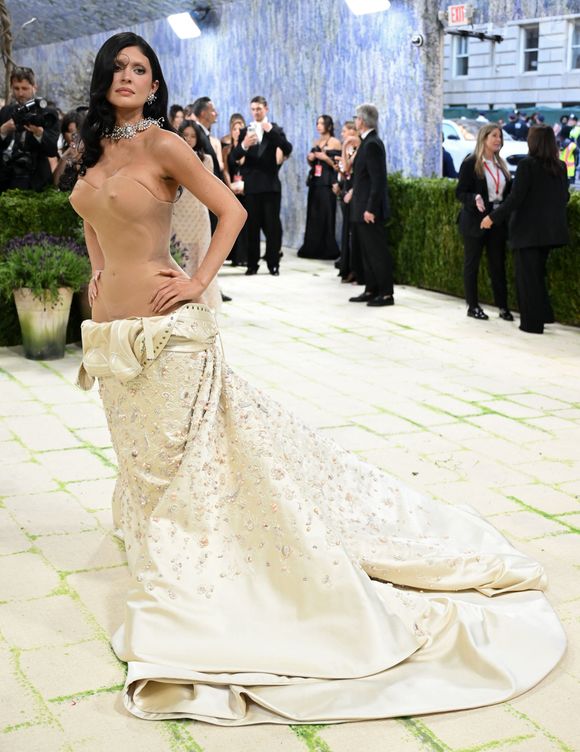 Récemment, Kylie Jenner a fait sa neuvième apparition au Met Gala 2026 dans une robe nude sculpturale signée Schiaparelli.

Kylie Jenner au Met Gala 2026, Metropolitan Museum of Art, New York, États-Unis - 04 mai 2026 BFA.com / Backgrid USA / Bestimage David Fisher/Shutterstock (16852771sx)