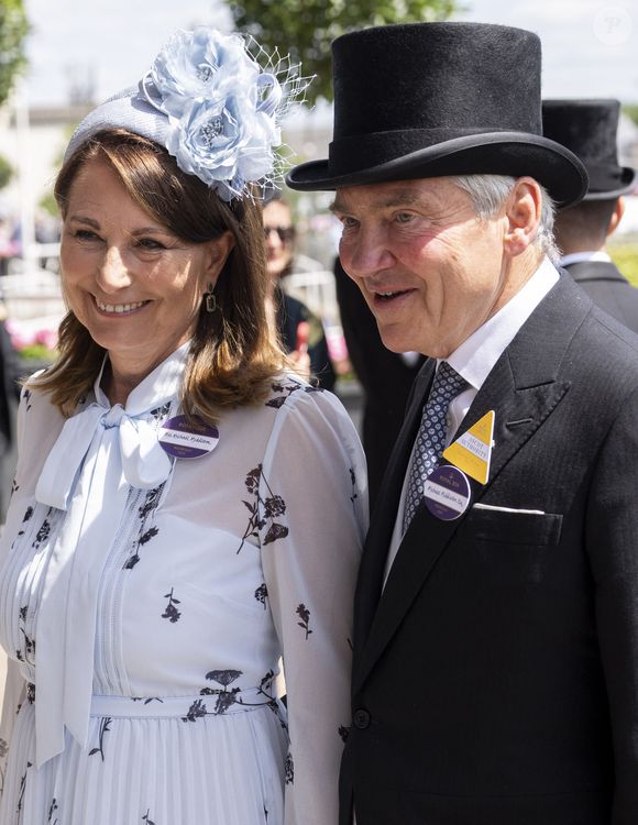 Pour convaincre les parents de sa douce et les autres membres de la famille,
Michael Middleton, Carole Middleton - La famille royale d'Angleterre aux courses hippiques "Royal Ascot 2024" à Ascot. Le 19 juin 2024 GOFF INF / BESTIMAGE