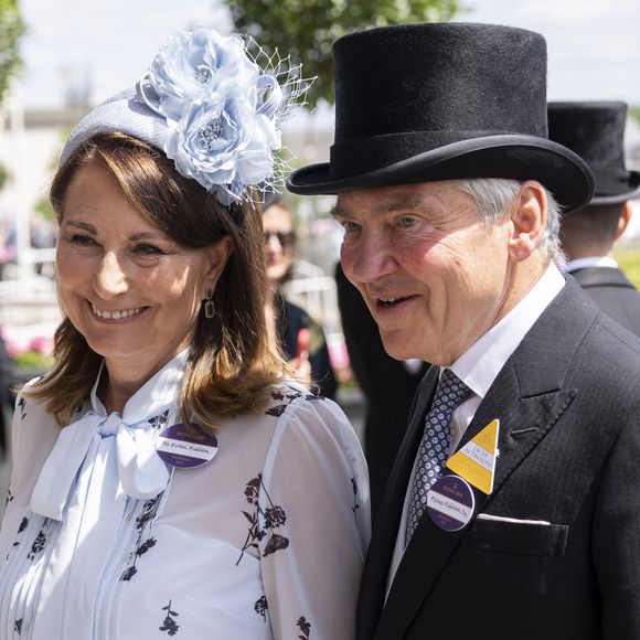 Pour convaincre les parents de sa douce et les autres membres de la famille,
Michael Middleton, Carole Middleton - La famille royale d'Angleterre aux courses hippiques "Royal Ascot 2024" à Ascot. Le 19 juin 2024 GOFF INF / BESTIMAGE