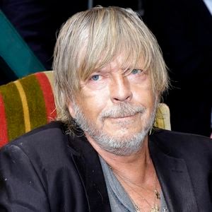 A 73 ans, Renaud a eu plusieurs vies et connu plusieurs mariages... 

Renaud Séchan pose lors de la 21e édition de la séance de dédicaces 'Foret Des Livres' à Chanceaux-Près-Loches, près de Tours, en France. Photo par Vim/Abaca