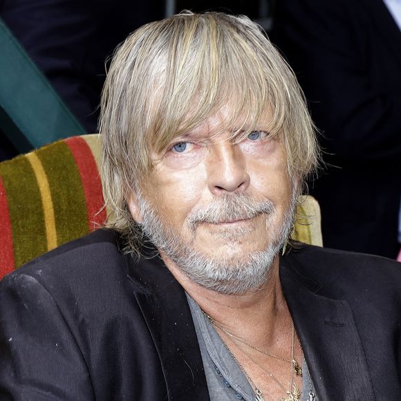 A 73 ans, Renaud a eu plusieurs vies et connu plusieurs mariages... 

Renaud Séchan pose lors de la 21e édition de la séance de dédicaces 'Foret Des Livres' à Chanceaux-Près-Loches, près de Tours, en France. Photo par Vim/Abaca