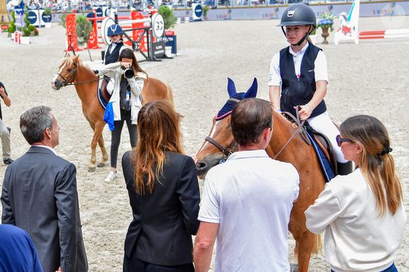 Nicolas Sarkozy, sa femme Carla Bruni et leur fille Giulia Sarkozy après le prix Kids Cup L’Envol dans l'Espace VIP lors de la 10ème édition du "Longines Paris Eiffel Jumping" à la Plaine de Jeux de Bagatelle à Paris, France, le 21 juin 2024. © Perusseau-Veeren/Bestimage