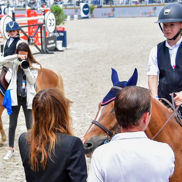 Nicolas Sarkozy, sa femme Carla Bruni et leur fille Giulia Sarkozy après le prix Kids Cup L’Envol dans l'Espace VIP lors de la 10ème édition du "Longines Paris Eiffel Jumping" à la Plaine de Jeux de Bagatelle à Paris, France, le 21 juin 2024. © Perusseau-Veeren/Bestimage