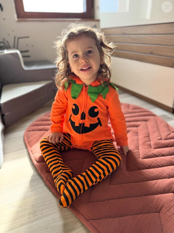 Leur adorable petite Liv est atteinte d'une maladie génétique et souffre du syndrome de Prader-Willi

Roxanne Augoyard a partagé une photo de sa fille Liv à l'occasion d'Halloween. Photo publiée sur Instagram le 31 octobre 2025.