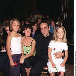 THIERRY ARDISSON - FEMME BEATRICE FILLES MANON ET NINON PEOPLE LACROIX HAUTE-COUTURE AUTOMNE-HIVER 2000/2001 PARIS "PLEIN PIED"