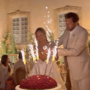 En ce qui concerne leur gâteau de mariage, le couple a choisi un magnifique dessert bicolore.

Story Instagram de Gennifer Demey datant du 31 août 2025 lors de son mariage avec Eric Antoine.