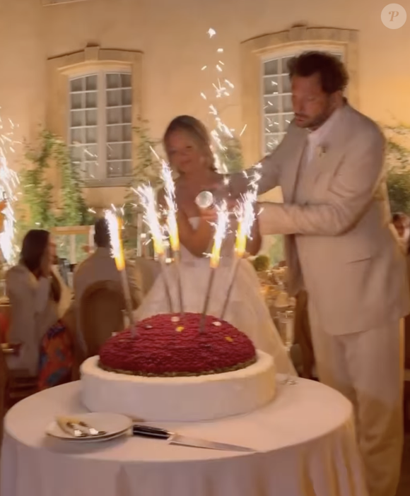 En ce qui concerne leur gâteau de mariage, le couple a choisi un magnifique dessert bicolore. Story Instagram de Gennifer Demey datant du 31 août 2025 lors de son mariage avec Eric Antoine.