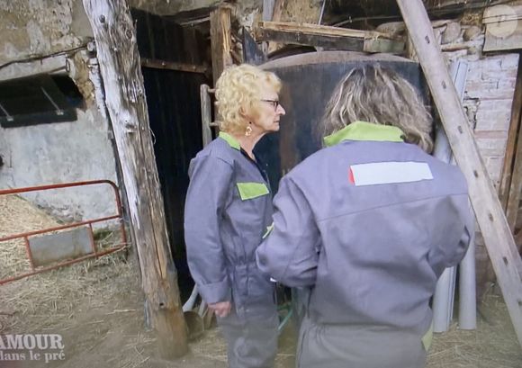 Denis, à la ferme chez lui avec ses prétendantes Sylvie et Romy dans "L'amour est dans le pré"