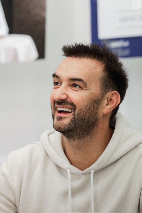 EXCLUSIF- Le chef français Cyril Lignac lors de sa première séance de dédicaces à la veille de la sortie de son nouveau livre "Saisons" à la librairie Mollat à Bordeaux, France, le 16 octobre 2019.  Photo par Thibaud Moritz/ABACAPRESS.COM