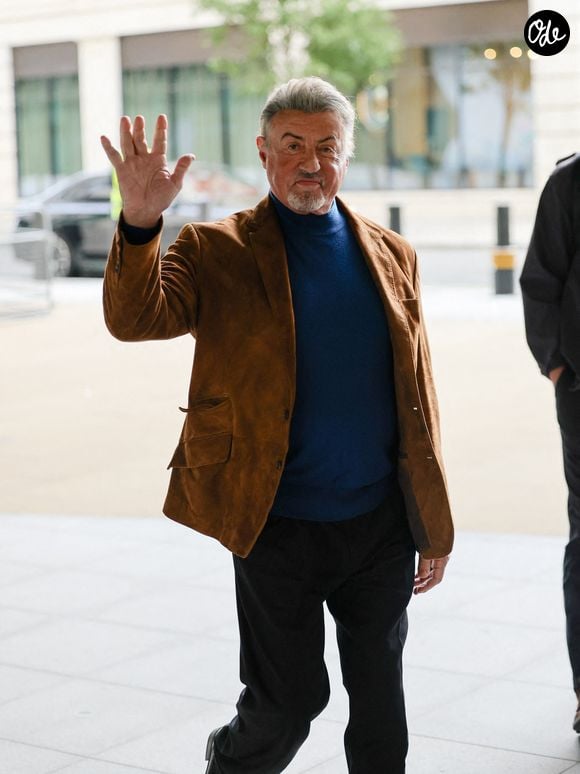 Après des années de prise de médicaments, il a dû réapprendre à reconstruire son corps naturellement.

Sylvester Stallone est aperçu aux abords de BBC Radio 2 à Londres, vêtu d'une veste en daim et chaussé avec élégance. L'acteur arrive à la station de radio de la capitale. 
Backgrid UK/ Bestimage