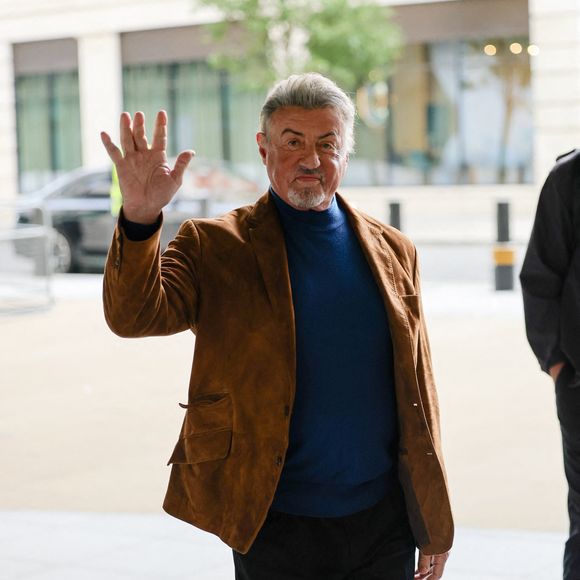 Après des années de prise de médicaments, il a dû réapprendre à reconstruire son corps naturellement.

Sylvester Stallone est aperçu aux abords de BBC Radio 2 à Londres, vêtu d'une veste en daim et chaussé avec élégance. L'acteur arrive à la station de radio de la capitale. 
Backgrid UK/ Bestimage