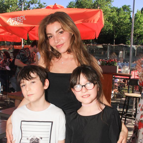 ce qui l'éloigne alors de ses enfants, les jumeaux Bella et Jules.

Lola Marois et ses enfants Bella et Jules - People à l'évènement "Les Brunchs du Shelby" by Brahim Zaibat et Noam Chouat au Concorde Atlantique à Paris, le 13 juin 2021.
© Baldini/Bestimage